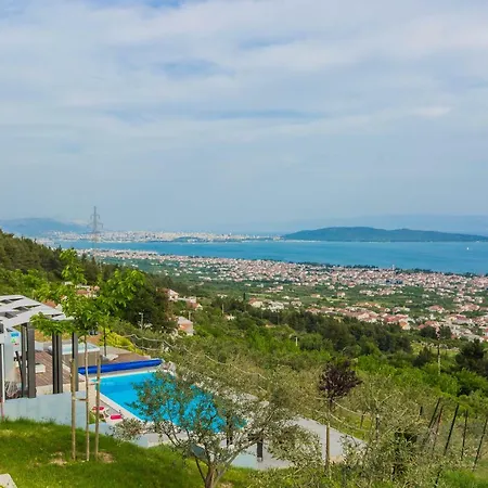 Blue Hill * Каштела